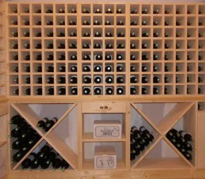Mur de casiers à bouteilles avec rangements croisés et niches basses