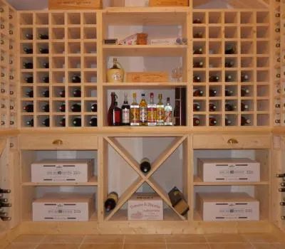 Cave à vin en bois vue de face avec casiers, tiroirs et niches pour caisses