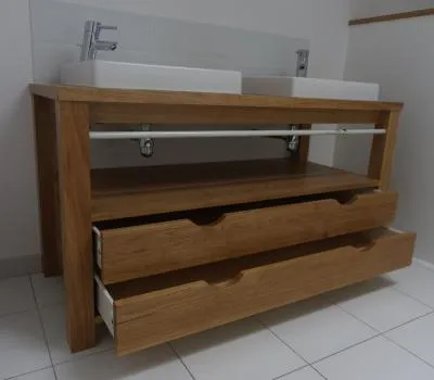 Meuble double vasque en bois avec deux tiroirs ouverts et une tablette